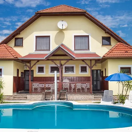 Familia Nyaralo 6a Holiday home *