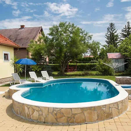 Familia Nyaralo 6a Hébergement de vacances *
